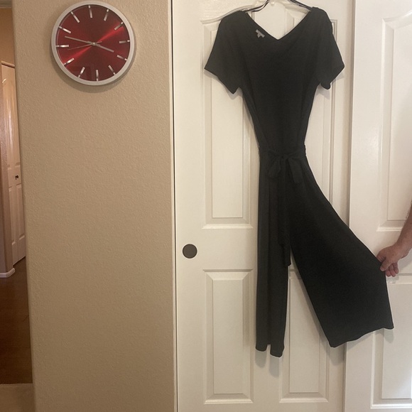 Black jumpsuit. Elastic waist, side pockets, V neck in front/ back, S/S, bow tie - Picture 6 of 10